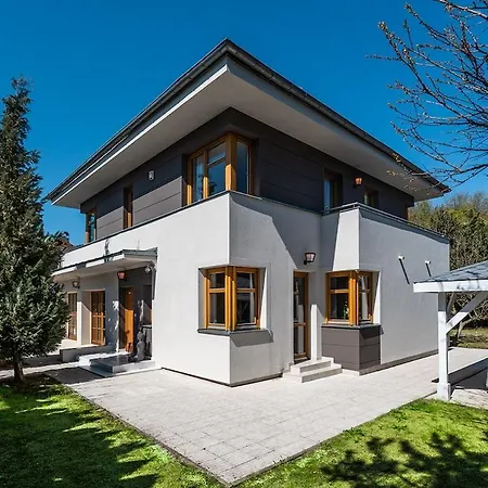 Serenity Garden Jacuzzi Retreat Prague Villa *