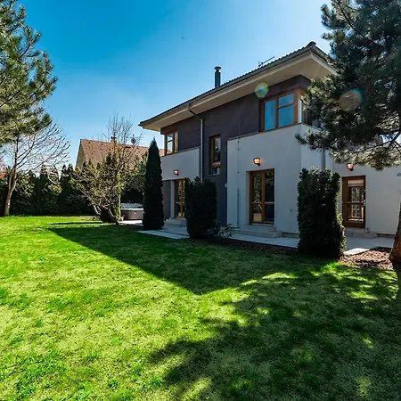 Villa Serenity Garden Jacuzzi Retreat Prague *