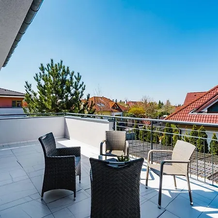 Villa Serenity Garden Jacuzzi Retreat Prague *